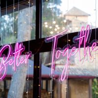 "All you need is love", ¿habrá neones así de románticos en vuestra boda? 😍 - 1