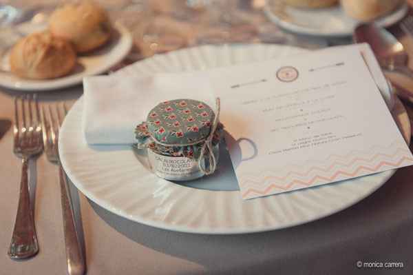 detalle de boda sobre la mesa.
