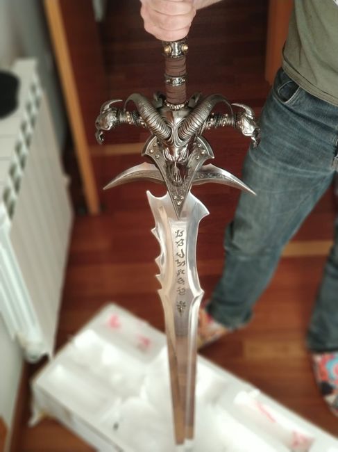 Para cortar el pastel.....Tenemos a Frostmourne agonía de escarcha !!!!!