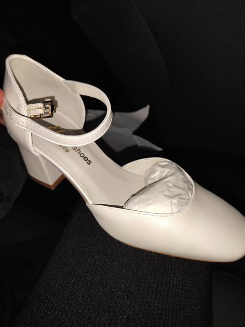 Enseña tus zapatos. 12