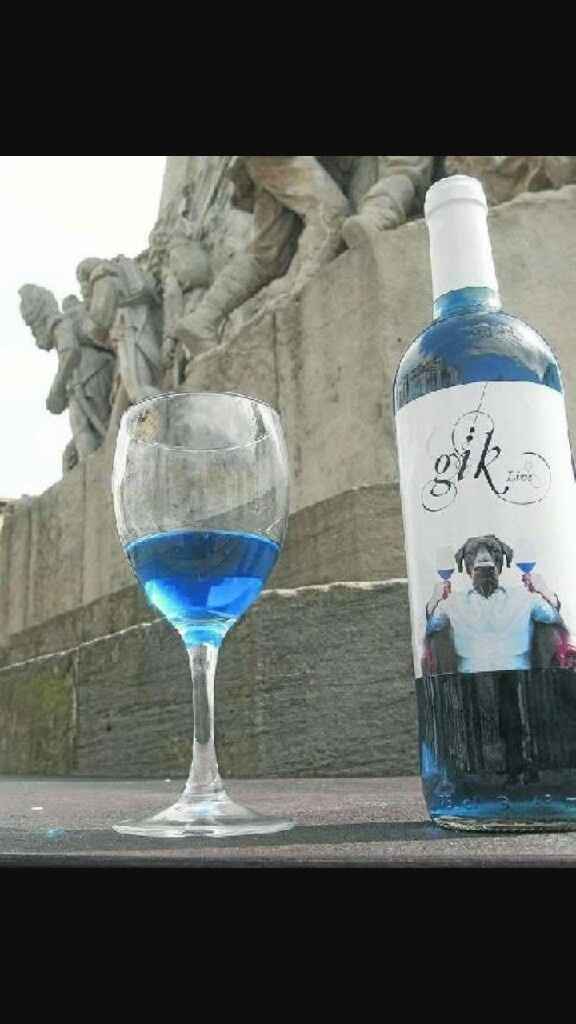 Brindis con vino azul - 1