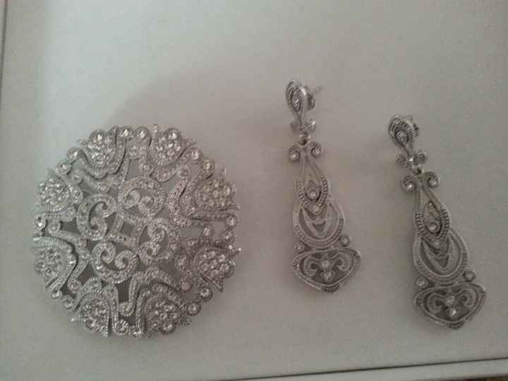 Mis pendientes y broche para el velo