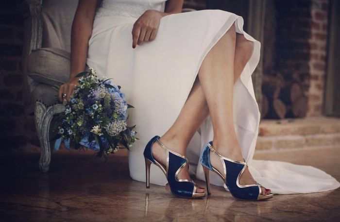 Vestido blanco, zapatos azules - 2