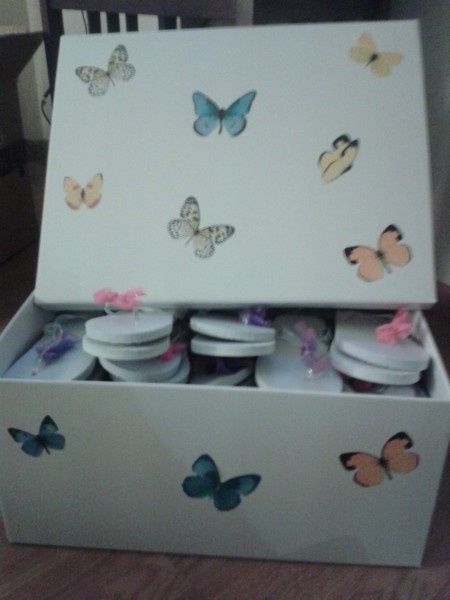 caja decorada para las chanclas del baile