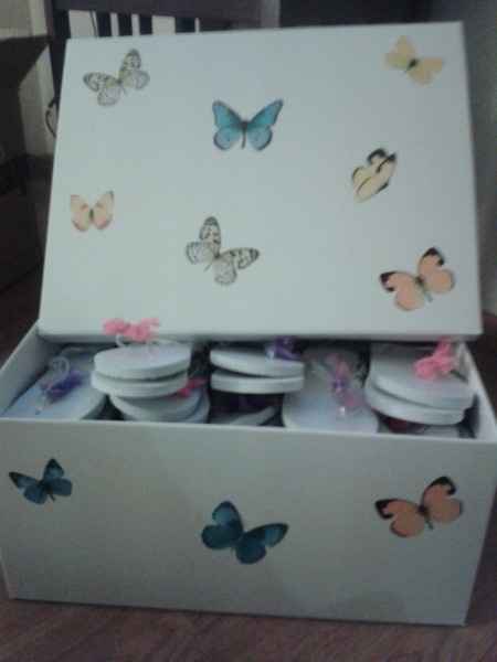 caja decorada para las chanclas del baile