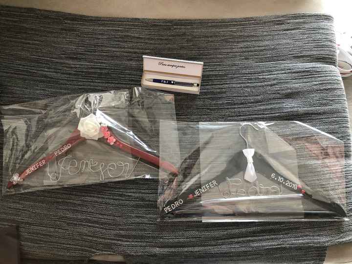 Regalito de mi cuñada!!! Perchas para el día b - 1