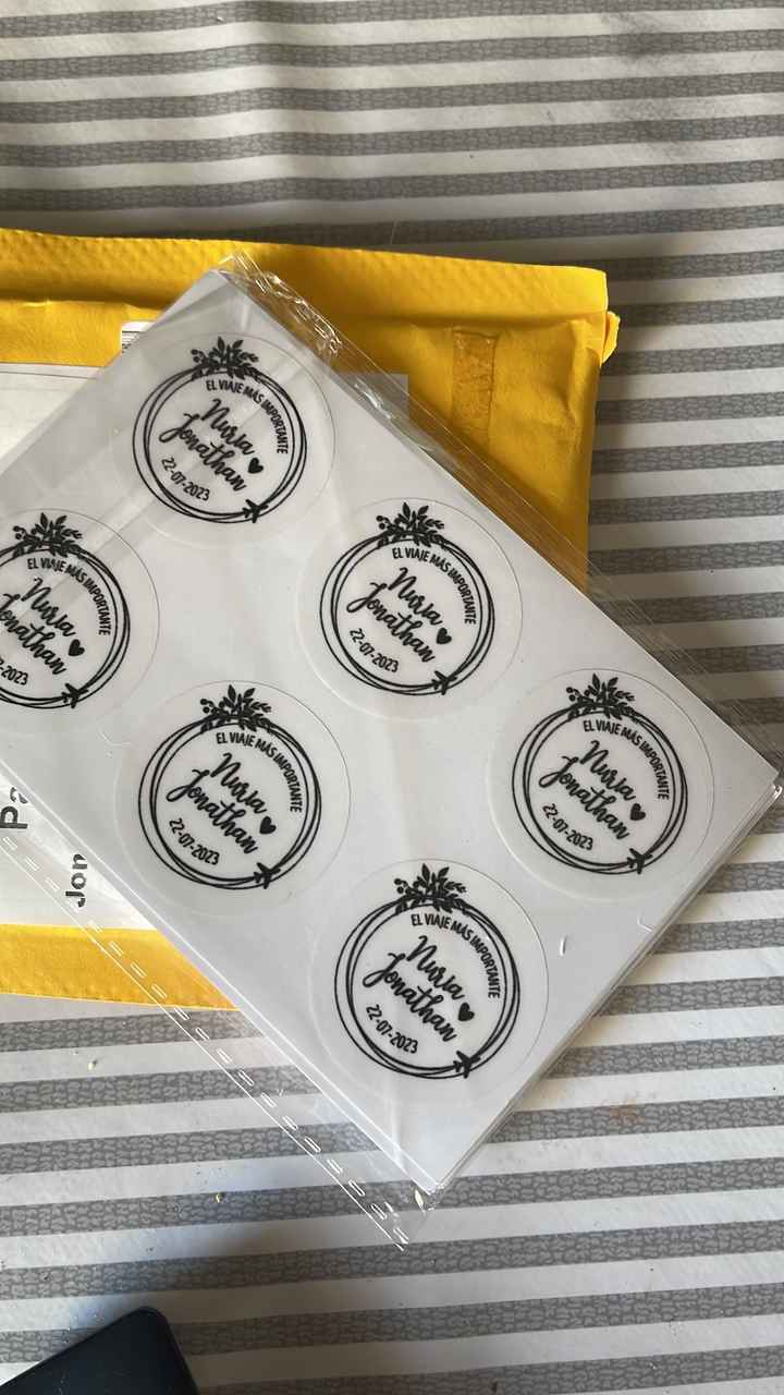 Etiquetas y pegatinas con nuestro logo - 1