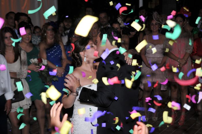BESO MIENTRAS BAILAMOS