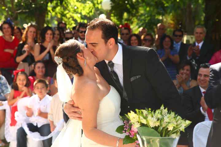 PRIMER BESO DE CASADOS