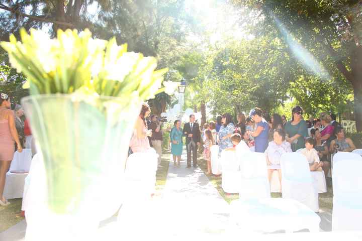 ESPERANDO LA LLEGADA DE LA NOVIA