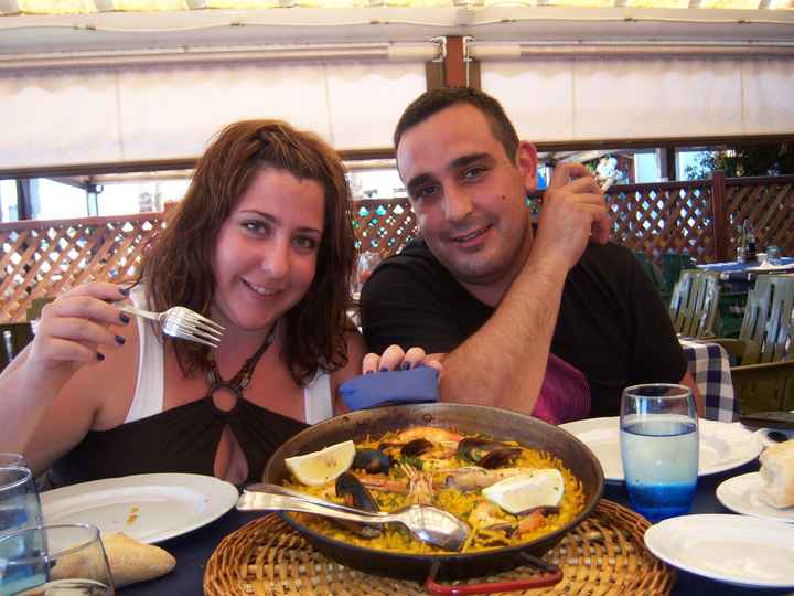 mi futuro marido y yo comiendo una fidea este verano