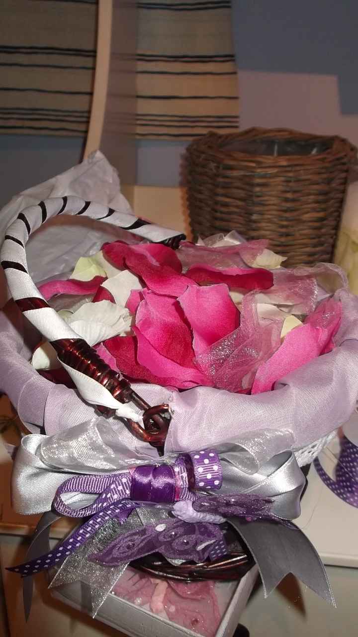 la cestita de la peque para que tire los petalos.....