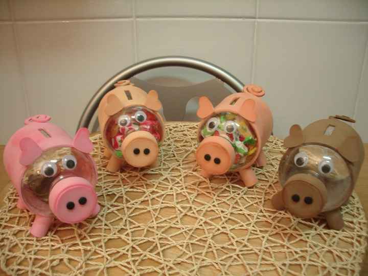 Cerditos con botellas de plástico