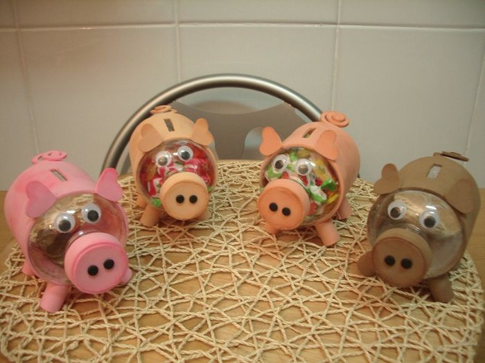 Cerditos con botellas de plástico
