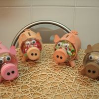 Cerditos con botellas de plástico