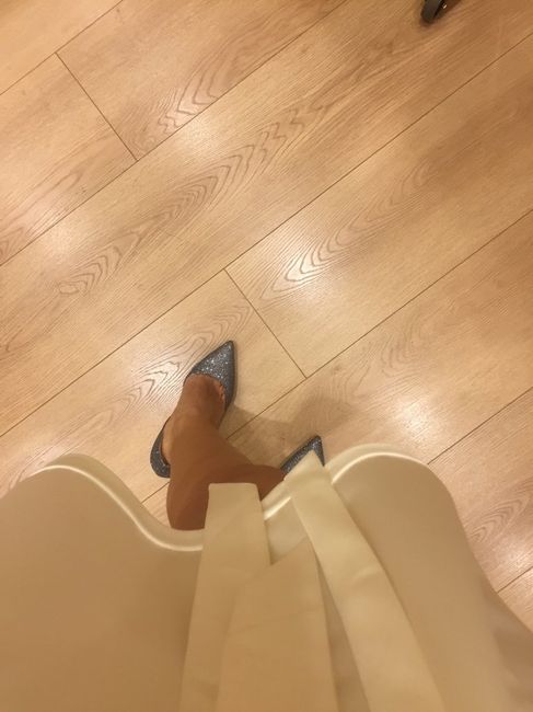 Zapatos blanco con vestido blanco roto - 1