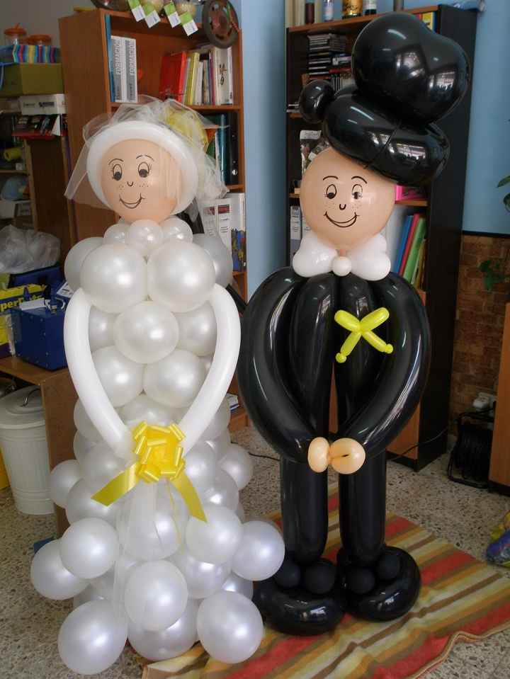 novios hechos con globos