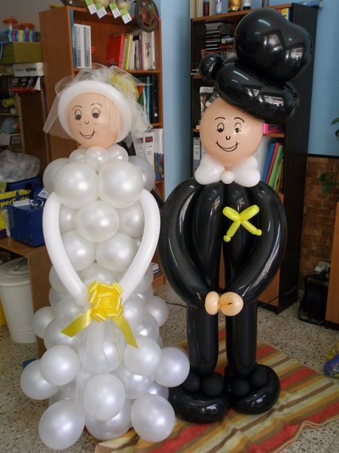 novios hechos con globos