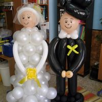 novios hechos con globos
