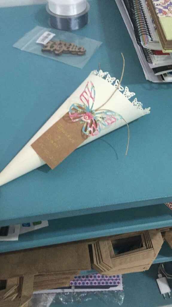 Confeti de mariposas y conos - 1