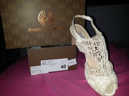 ¿Que es mas dicifil, encontrar el vestido o los zapatos? - 1