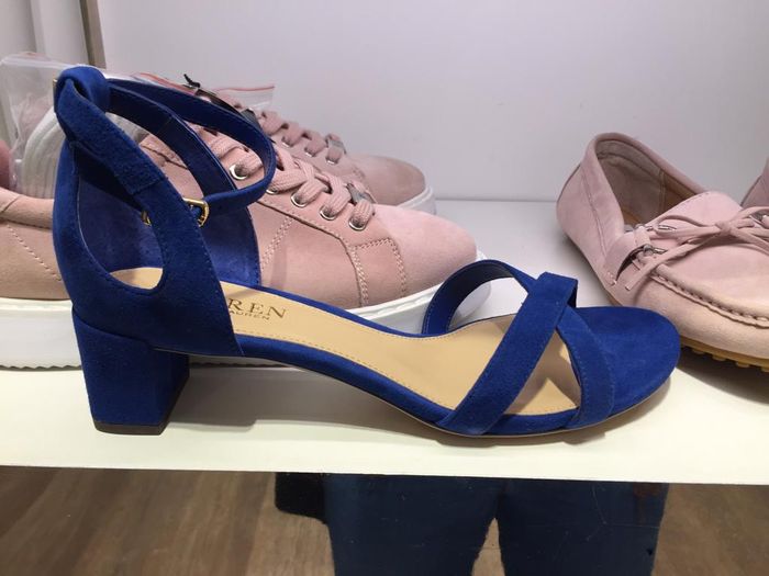 Busca y captura de sandalias azules - 2