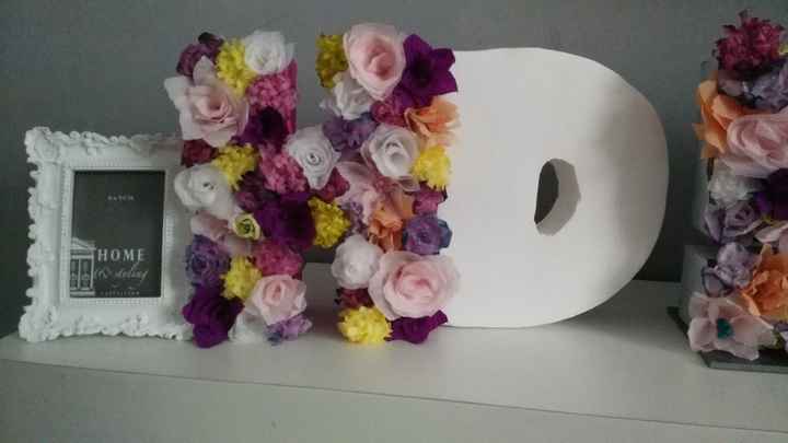 iniciales con flores de papel de seda 2