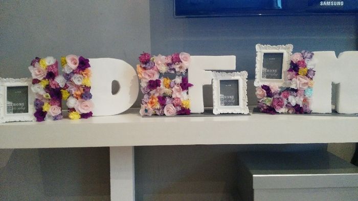 iniciales con flores de papel de seda