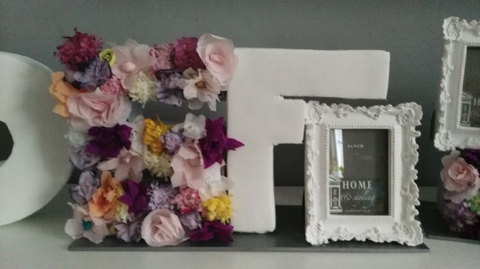 iniciales con flores de papel de seda