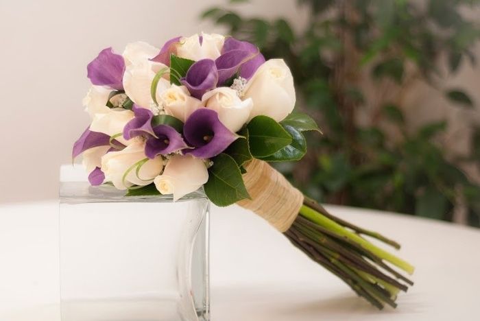 Bouquet de rosas blancas y calas moradas...