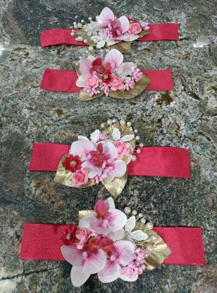 Ya he terminado los corsages para mis damas!! - 1