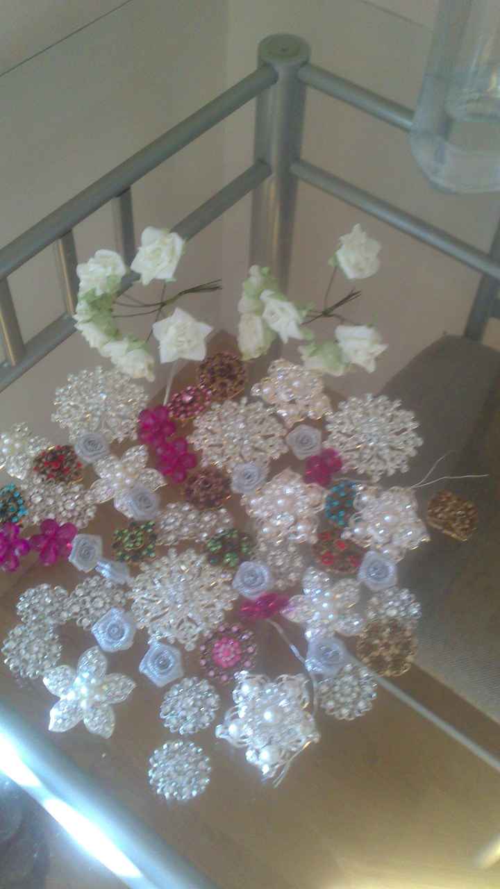 Ramo de broches y flores - 1