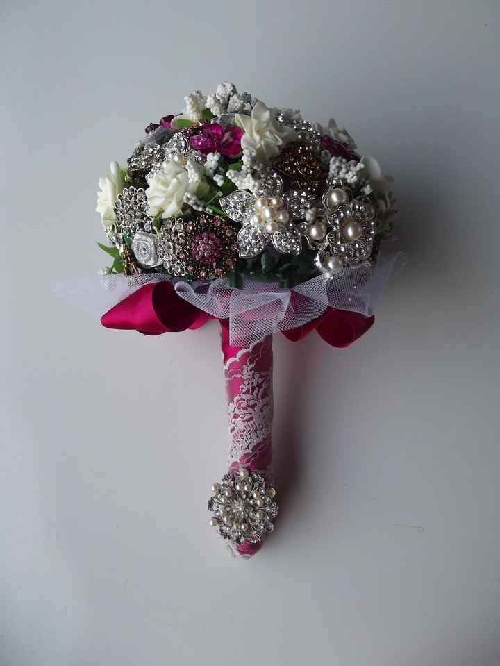 ramo de broches y flores acabado