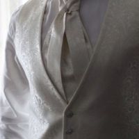 Se vende traje de novio con chalequillo corbatín y camisa 