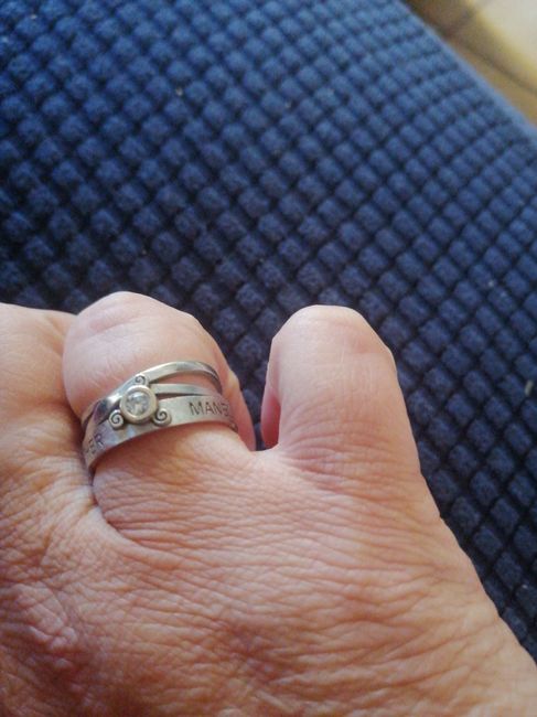 Derecha o izquierda: ¿en qué mano llevas tu anillo de pedida? 💍 1