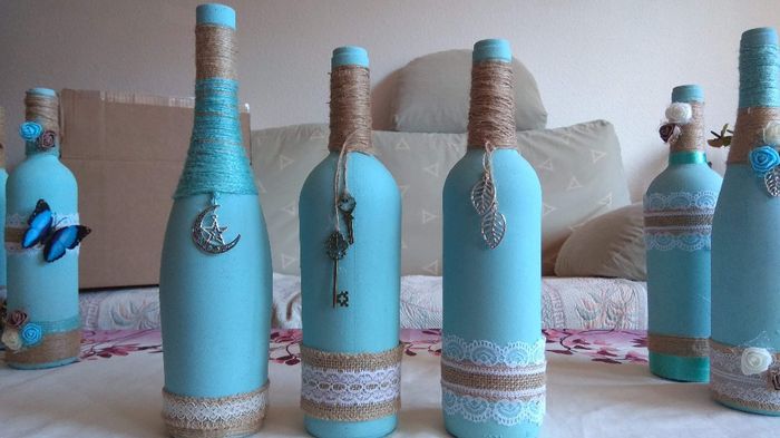 Botellas azules con colgante de metal