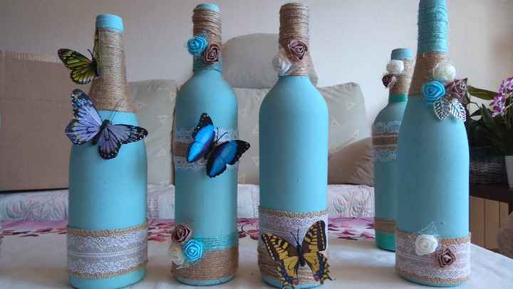Botellas azules con mariposas