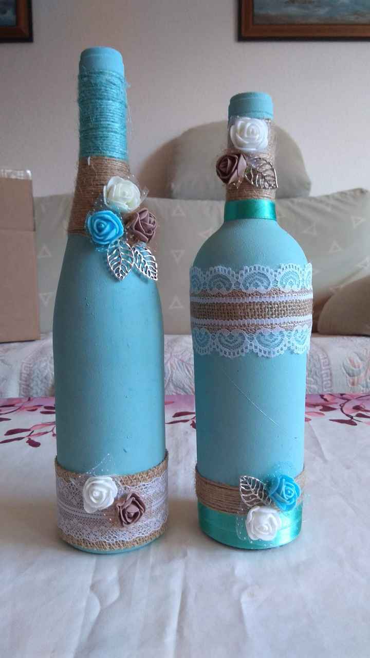 Botellas azules con flores