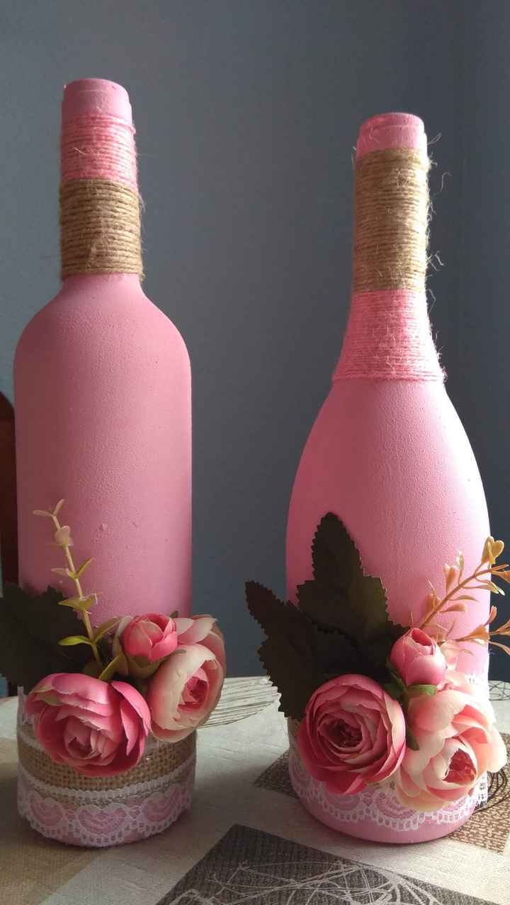 Botellas rosas con flores