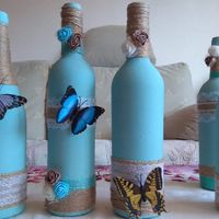 Botellas azules con mariposas
