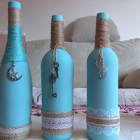 Botellas azules con colgante de metal