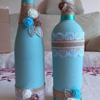 Botellas azules con flores