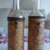 Botellas con mapa y llaves