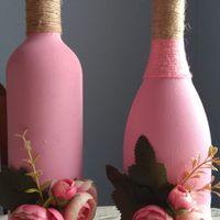 Botellas rosas con flores