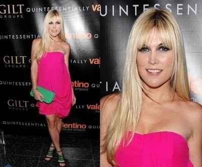 bolso verde con vestido fucsia