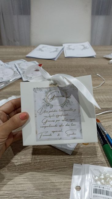 Montando Cajitas detalles invitados 2