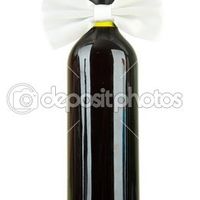 Pajarita blanca en la botella de vino 