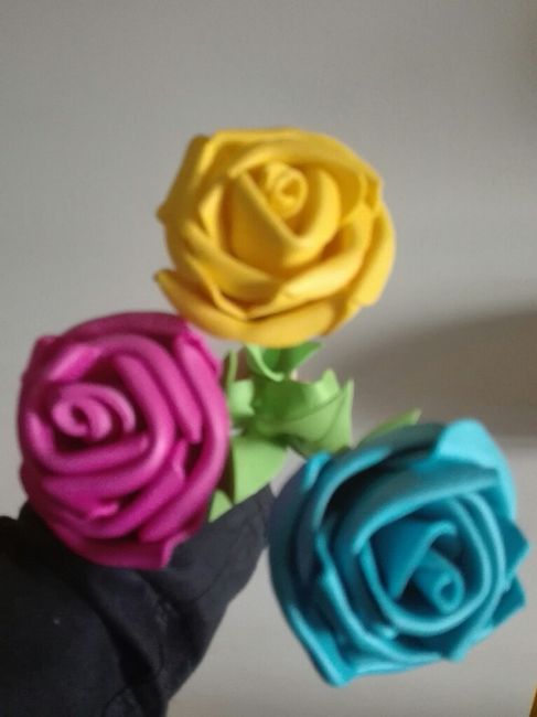 Rosas de goma eva junto con otro detalle - 1