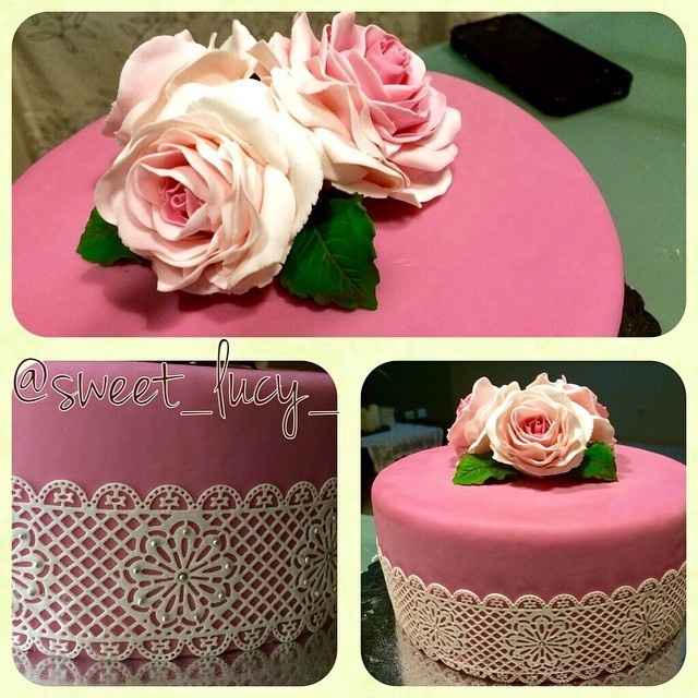 tarta con rosas comestibles