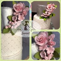 tarta con rosas comestibles
